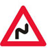 Færdseltavle advarer flere farlige sving, første til højre