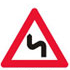 Færdseltavler advarer flerer farlig sving, første til venstre